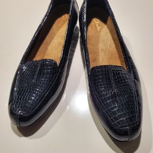 Clarks Womens 9.5M Artisan Patent Leather Loafers Slip On Alligator Print